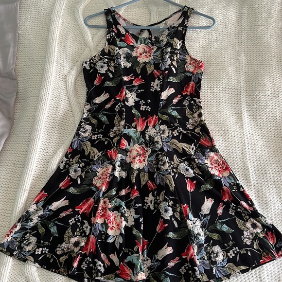 Floral dress with swing skirt, by Mudd. Size M, teenager - Picture 4 of 10